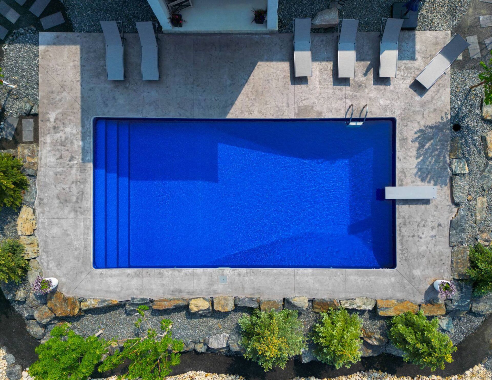 Birds-eye view of an 18’ x 38’ rectangular pool, featuring 42” steel walls, an 8’ deep end, and 18’ wide standard vinyl-over-steel steps